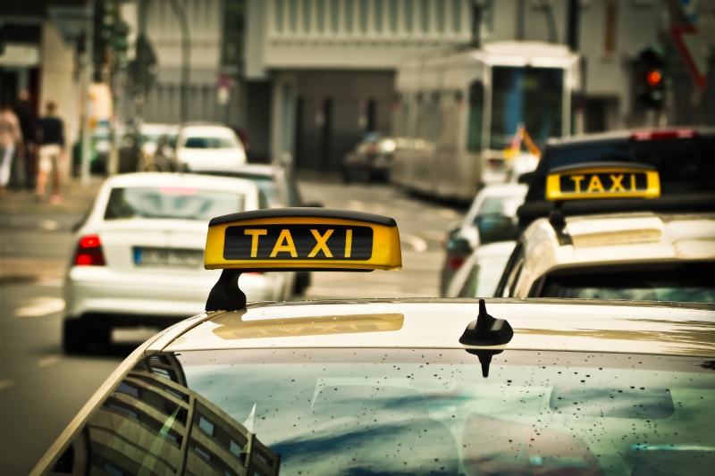 taxis-ROQUEBRUNE SUR ARGENS-min_road-traffic-car-glass-driving-city-583084-pxhere.com