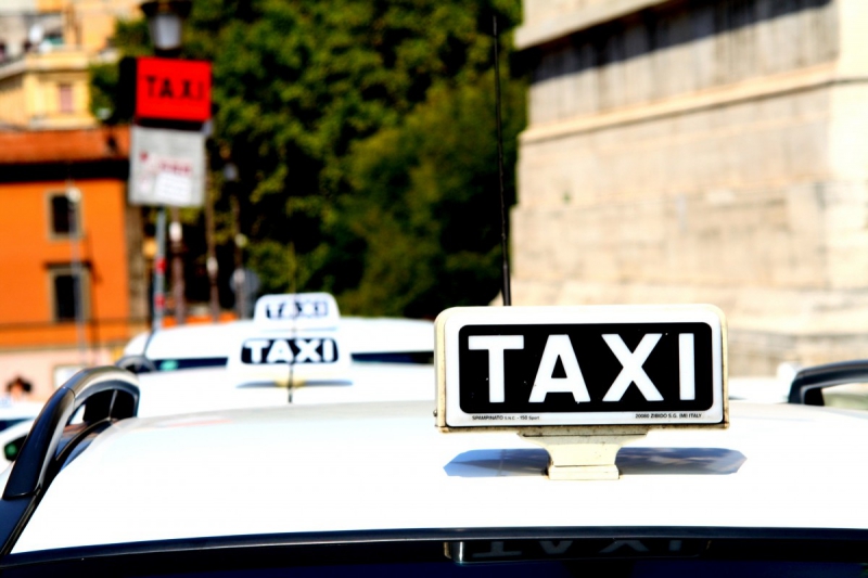 taxis-ROQUEBRUNE SUR ARGENS-min_taxi_auto_rome_road_white-1051610